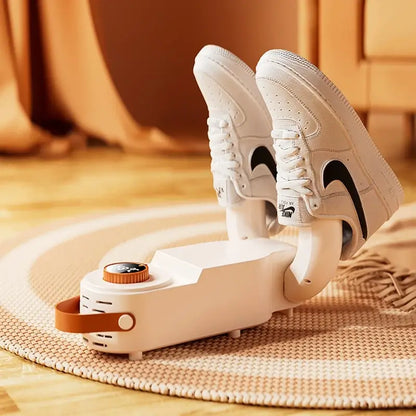Zapatillas colocadas sobre los soportes del secador eléctrico de calzado.