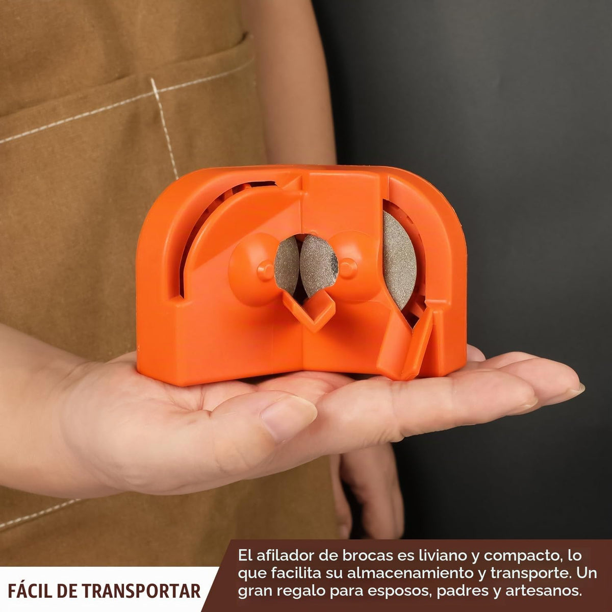 Afilador de brocas compacto naranja sostenido en la palma de una mano.