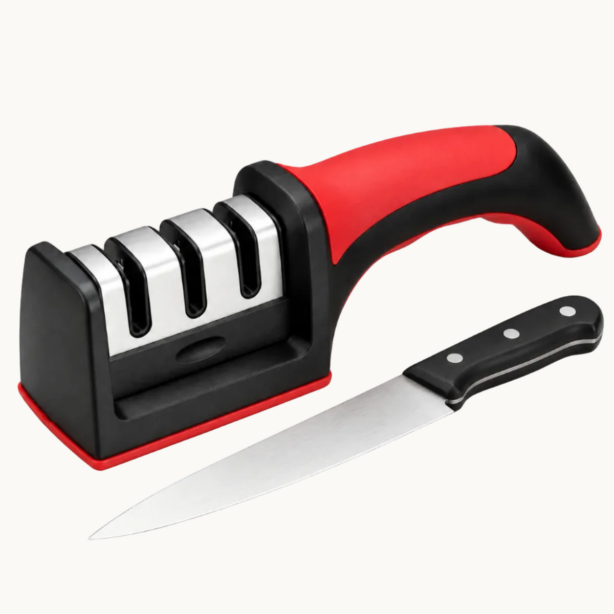 Afilador de cuchillos negro y rojo con ranuras metálicas junto a un cuchillo.