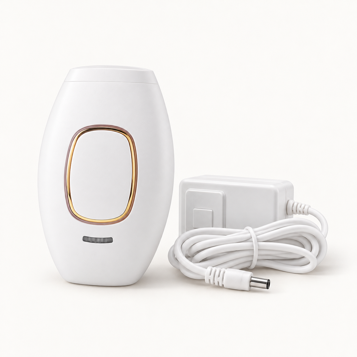 Depiladora IPL portátil blanca con aro dorado, adaptador de corriente y cable.