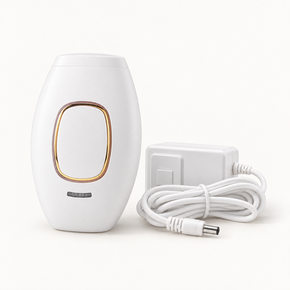 Depiladora IPL portátil blanca con aro dorado, adaptador de corriente y cable.