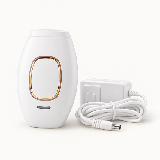 Depiladora IPL portátil blanca con aro dorado, adaptador de corriente y cable.
